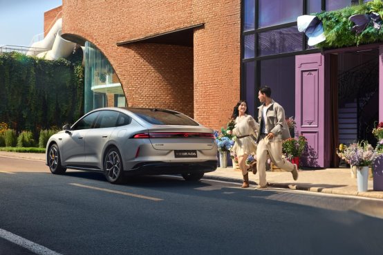 长安启源a06作为基于sda智能汽车超级数智化平台开发的纯电家轿,共推出630激光ultra 、630激光ultra、630舒享ultra、630max、510max和510pro共6款配置车型 11.99万-15.99万元 长安启源a06正式上市