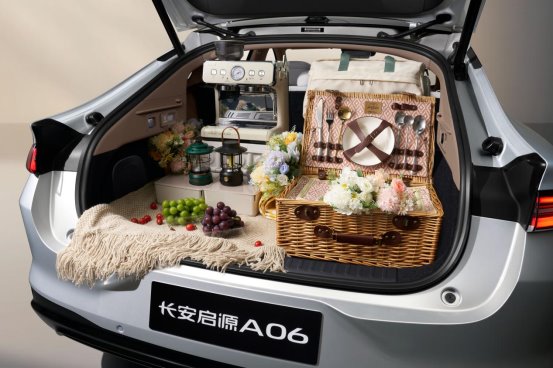 长安启源a06作为基于sda智能汽车超级数智化平台开发的纯电家轿,共推出630激光ultra 、630激光ultra、630舒享ultra、630max、510max和510pro共6款配置车型 11.99万-15.99万元 长安启源a06正式上市