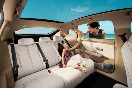 长安启源a06作为基于sda智能汽车超级数智化平台开发的纯电家轿,共推出630激光ultra 、630激光ultra、630舒享ultra、630max、510max和510pro共6款配置车型 11.99万-15.99万元 长安启源a06正式上市